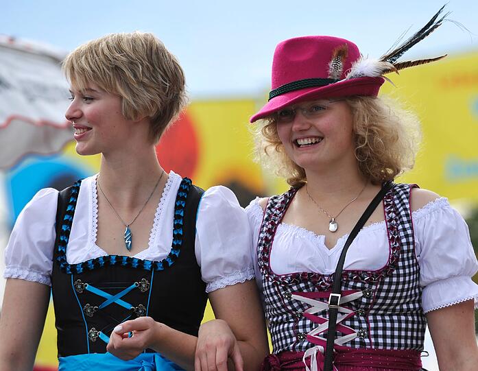 Trachtenhut auf der Wiesn: Ein Trend, den viele Promis vormachen. Der Trachtenverband kann darüber nur lachen