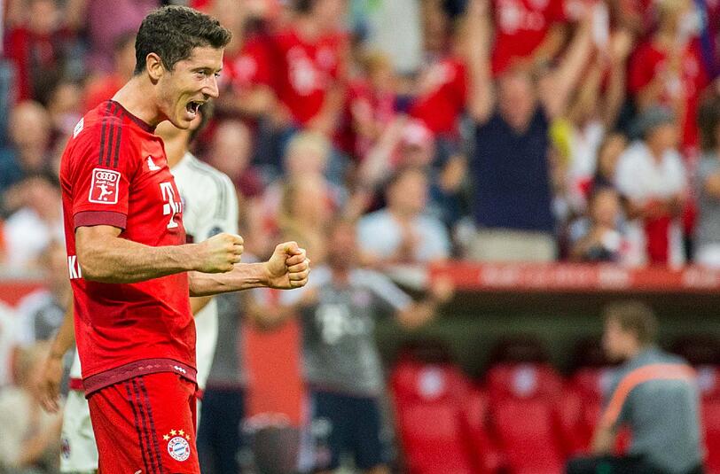 Robert Lewandowski freut sich über sein Tor zum 3:0 gegen AC Mailand.