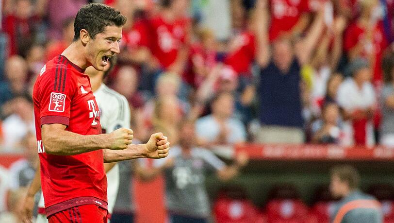Robert Lewandowski freut sich über sein Tor zum 3:0 gegen AC Mailand. Robert Lewandowski freut sich über sein Tor zum 3:0 gegen AC Mailand.