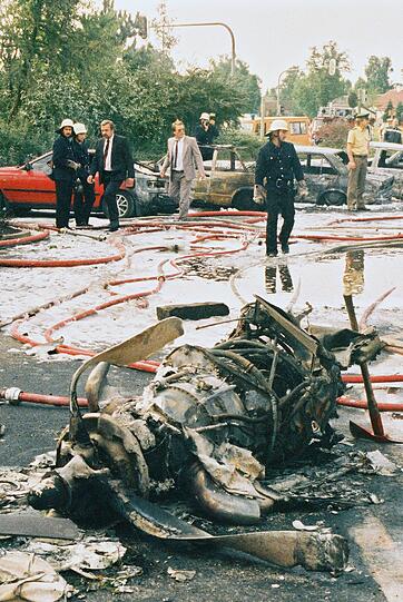 1987: Ein Kleinflugzeug kracht erst in einen Linienbus und dann in den McDonald&rsquo;s an der Wasserburger Landstraße. Neun Menschen sterben.