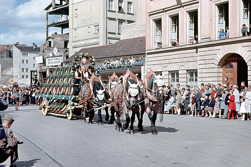 Um 1952: der Oktoberfestumzug vor dem Bayerischen Hof.