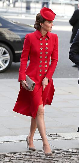 Seit 1902 wird am 11. März im Vereinigten Königreich der "Commonwealth Day" gefeiert. 2019 zieht Kate bei einer Messe in der Westminster Abbey mit der doppelreihigen Knopfleiste ihres Mantels die Blicke auf sich.