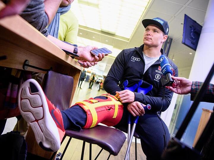 Skirennfahrer Thomas Dreßen spricht nach seinem schweren Sturz bei der Abfahrt in Beaver Creek zur Presse. Foto: Matthias Balk/Archiv