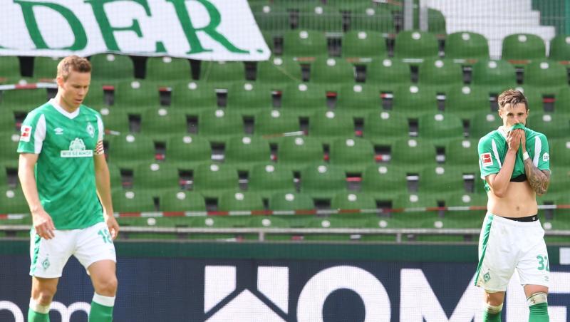 Werders Niklas Moisander (l) und Marco Friedl nach dem 0:4.