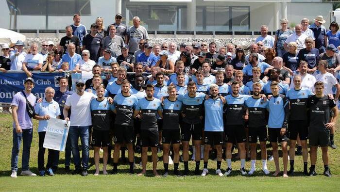 Die Löwen-Spieler mit ihren Fans auf einem ganz speziellen Mannschaftsfoto. Die Löwen-Spieler mit ihren Fans auf einem ganz speziellen Mannschaftsfoto.