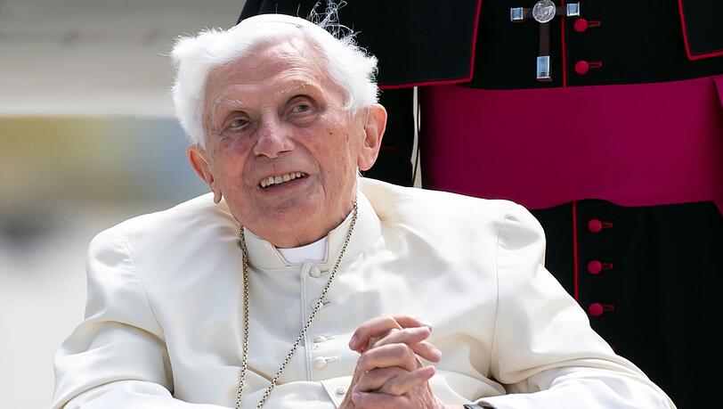 Der emeritierte Papst Benedikt XVI. kommt an einem Flughafen an.