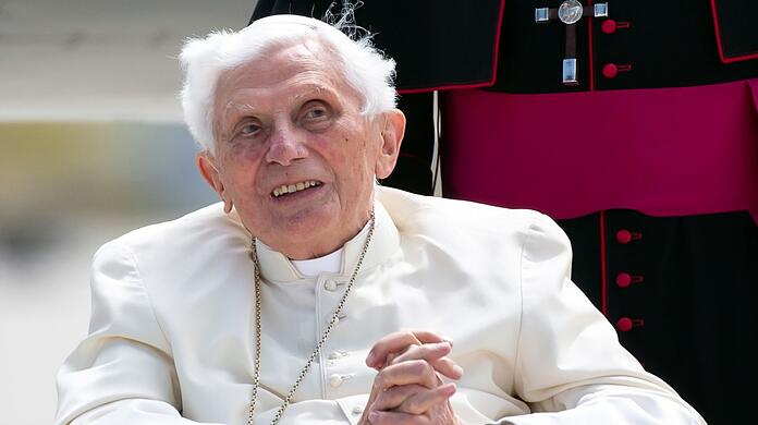 Der emeritierte Papst Benedikt XVI. kommt an einem Flughafen an.