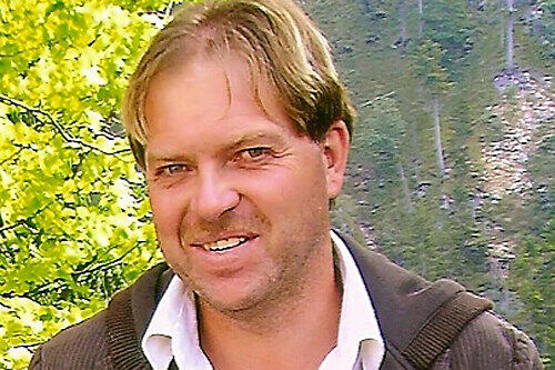 Familienvater Wolfgang Scheuring setzte sein Leben aufs Spiel, um das eines jungen Mannes zu retten: Der 21-Jährige war bei Regen zu schnell gefahren und in den Gegenverkehr gerast &ndash; dann brannte sein Auto.