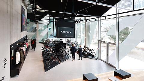 Die ersten Kunden sehen sich am Eröffnungstag im Münchner Geschäft von Canyon Bicycles um.