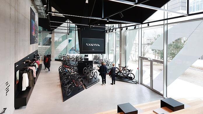 Die ersten Kunden sehen sich am Eröffnungstag im Münchner Geschäft von Canyon Bicycles um.