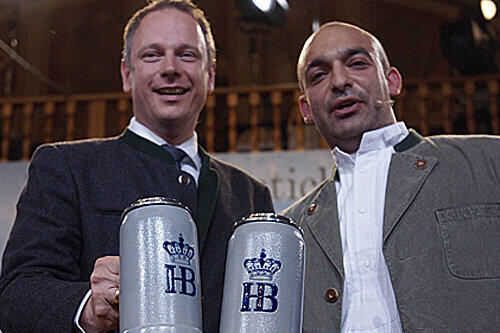 Eine lächelnde Miene musste Georg Fahrenschon (r.) zu Django Asül bösen Witzen beim Maibockanstich im Hofbräuhaus machen.