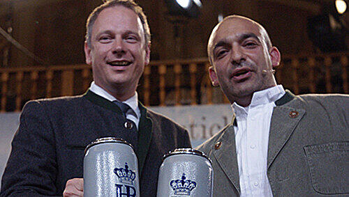 Eine lächelnde Miene musste Georg Fahrenschon (r.) zu Django Asül bösen Witzen beim Maibockanstich im Hofbräuhaus machen.