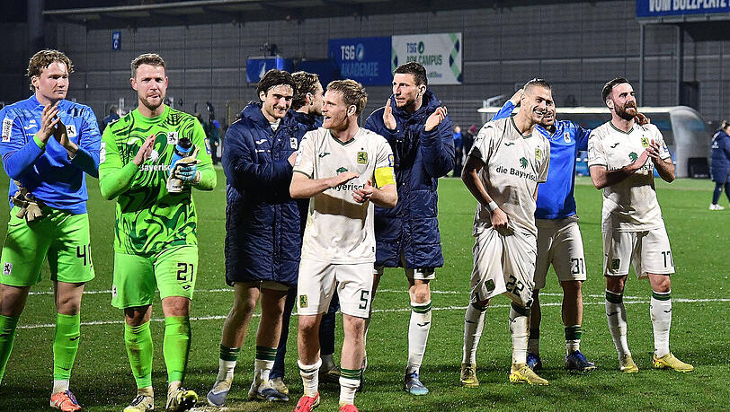 Konnten nach dem Sieg gegen Hoffenheim II feiern: Die L&ouml;wen um Thomas D&auml;hne und Thore Jacobsen.