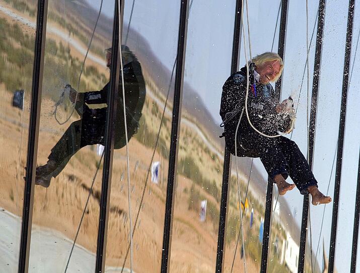 Sir Richard Branson weiht die neue Halle höchstpersönlich ein - mit einem Hochseilakt und einer Champagner-Dusche! Zuvor war er...