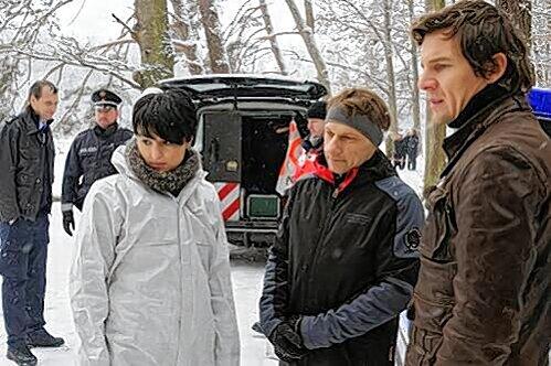 Tatort Stuttgart: Kriminaltechnikerin Nika Banovic (Miranda Leonhardt, l.) und die Hauptkommissare Thorsten Lannert (Richy Müller, Mitte) und Sebastian Bootz (Felix Klare, r.) gehen am Fundort einer Leiche auf Spurensuche.