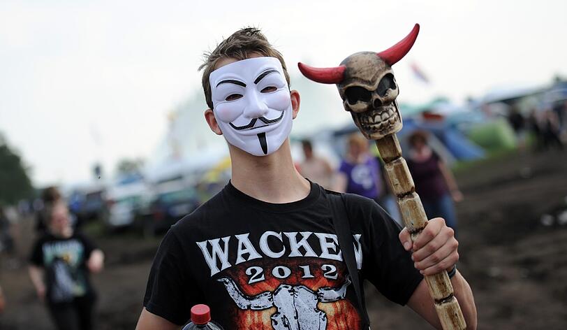 Am Mittwoch kamen die meisten Fans schon angereist, um am Donnerstag das größte Metal-Festival der Welt zu feiern. Aufgrund von Regenfällen waren Teile des Festivalgeländes noch ziemlich matschig - doch wen störts? Die Metall-Fans jedenfalls nicht! Die Bilder von Anreise und erstem Abend