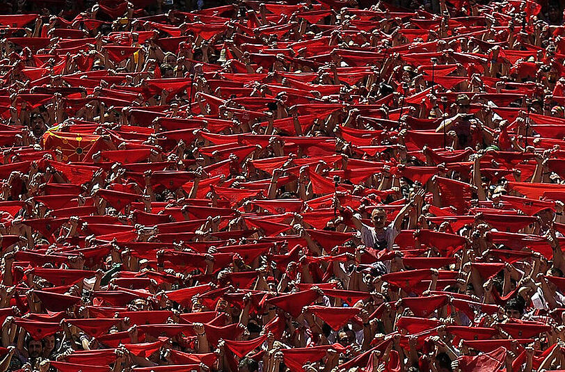 Fans und Demonstranten auf dem Sanfermines-Festival 2015 in Pamplona.