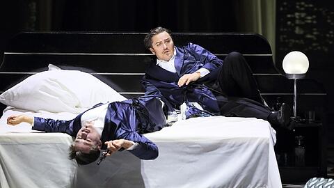 Eine Vision von Mord: Piotr Beczala in der Ulrica-Szene von Verdis "Un ballo in maschera" im Nationaltheater.