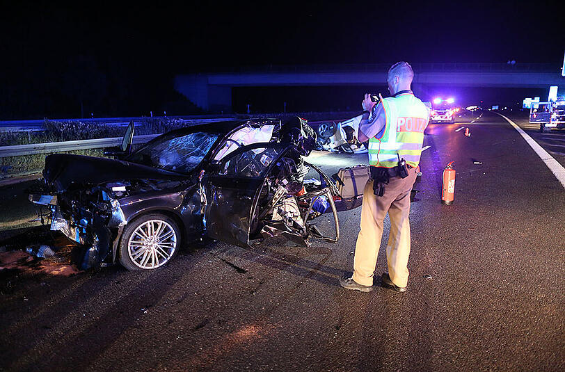 Trümmerfeld auf der A3: Am späten Mittwochabend waren hier mehrere Fahrzeuge an drei Unfällen beteiligt. Die Bilder aus Erlangen.