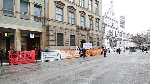 Menschenrechtler demonstrieren in der Fußgängerzone.