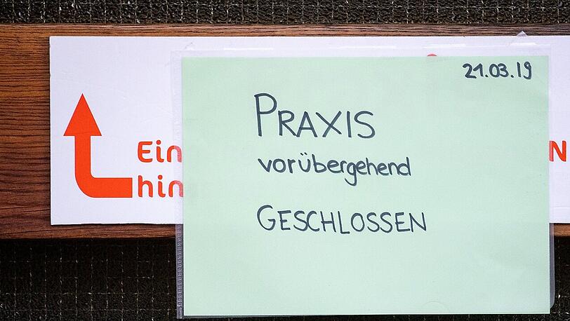 "Praxis vorübergehend geschlossen" steht auf einem Zettel am Eingang zur einer Praxis für Logopädie. Der im Würzburger Kinderporno-Fall verhaftete Sprachtherapeut schweigt zu den Vorwürfen.