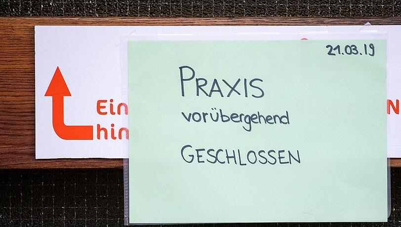 "Praxis vorübergehend geschlossen" steht auf einem Zettel am Eingang zur einer Praxis für Logopädie. Der im Würzburger Kinderporno-Fall verhaftete Sprachtherapeut schweigt zu den Vorwürfen. "Praxis vorübergehend geschlossen" steht auf einem Zettel am Eingang zur einer Praxis für Logopädie. Der im Würzburger Kinderporno-Fall verhaftete Sprachtherapeut schweigt zu den Vorwürfen.