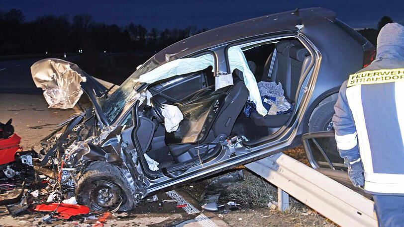 Bilder vom Unfallort in Grafing: Beide Autos wurden bei dem Zusammenstoß komplett zerstört.