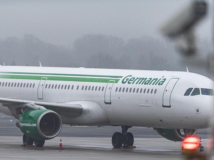 Eine Germania-Maschine an einem Flughafen. Foto: Guido Kirchner