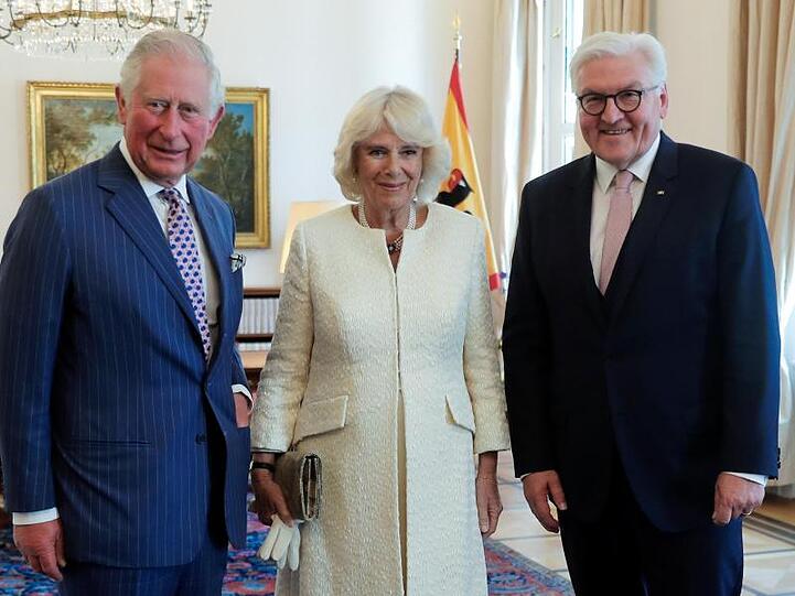 Der britische Prinz Charles (l) und seine Frau Herzogin Camilla mit Bundespräsident Frank-Walter Steinmeier im Schloss Bellevue.