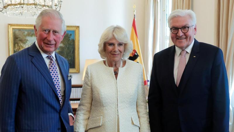 Der britische Prinz Charles (l) und seine Frau Herzogin Camilla mit Bundespräsident Frank-Walter Steinmeier im Schloss Bellevue. Der britische Prinz Charles (l) und seine Frau Herzogin Camilla mit Bundespräsident Frank-Walter Steinmeier im Schloss Bellevue.