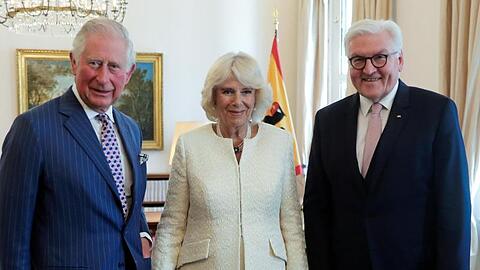 Der britische Prinz Charles (l) und seine Frau Herzogin Camilla mit Bundespräsident Frank-Walter Steinmeier im Schloss Bellevue.