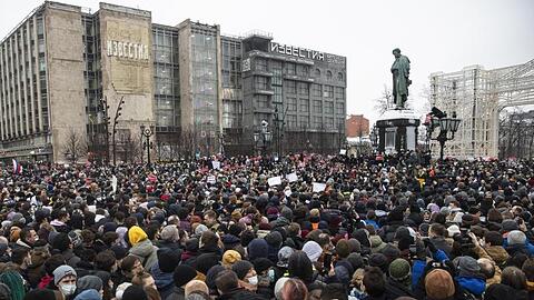 Zahlreiche Menschen versammeln sich auf dem Puschkin-Platz in Moskau. Nawalnys Mitstreiter sprachen von 40.000 Menschen, die allein in Moskau auf die Straße gegangen seien.