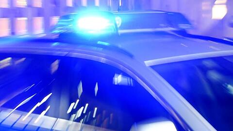 Ein Streifenwagen der Polizei steht mit eingeschaltetem Blaulicht auf der Straße. (Symbolbild)