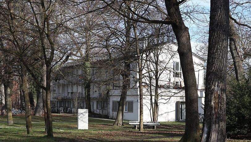 Früher war hier ein Schloss - jetzt ist es ein Studentenwohnheim. Früher war hier ein Schloss - jetzt ist es ein Studentenwohnheim.