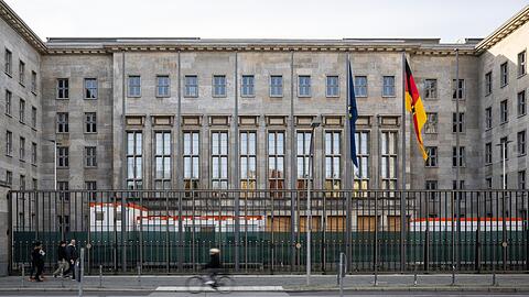 Das Bundesverfassungsgericht hat die Umwidmung von 60 Milliarden Euro für nichtig erklärt. Nun muss das Finanzministerium seinen Haushalt neu organisieren.