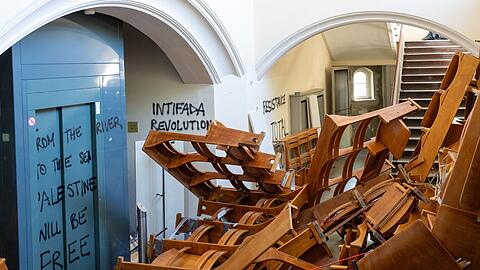 Vor dem Emil-Fischer-Hörsaal in der Humboldt-Universität türmen sich herausgerissene Stuhlreihen.