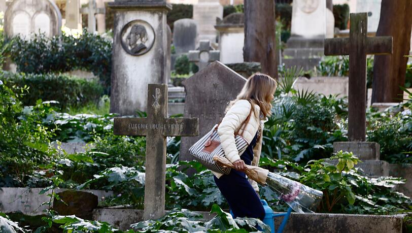 Sechs Beschäftigte des Mailänder Bestattungsamtes sollen Schmuck von Leichen entwendet haben. (Archivbild) Sechs Beschäftigte des Mailänder Bestattungsamtes sollen Schmuck von Leichen entwendet haben. (Archivbild)