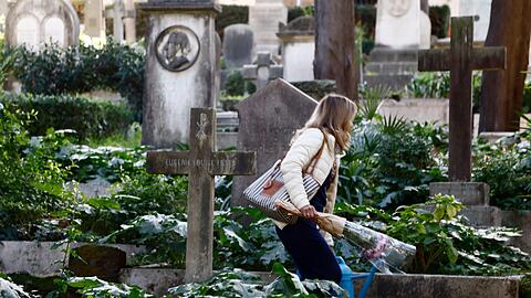 Sechs Besch&auml;ftigte des Mail&auml;nder Bestattungsamtes sollen Schmuck von Leichen entwendet haben. (Archivbild)