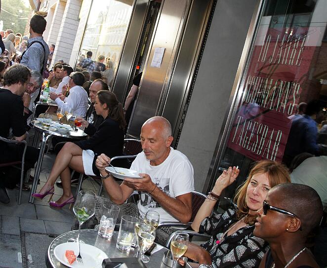 Charles Schumann feiert seine &bdquo;Tagesbar&ldquo; &ndash; natürlich auch mitten auf der Straße. Die besten Bilder der Jubiläums-Fete.