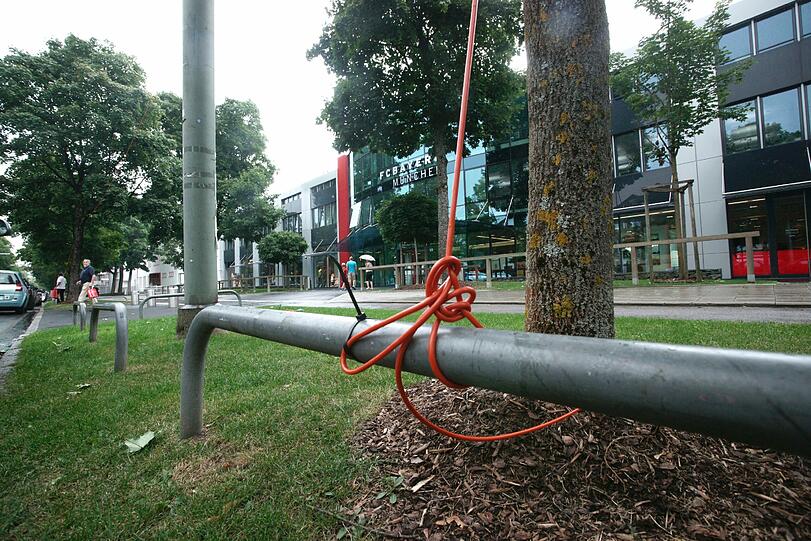 Elegante Schlinge: Die Kabelleger nutzen auch Begrenzungspfosten für ihre Kabel.