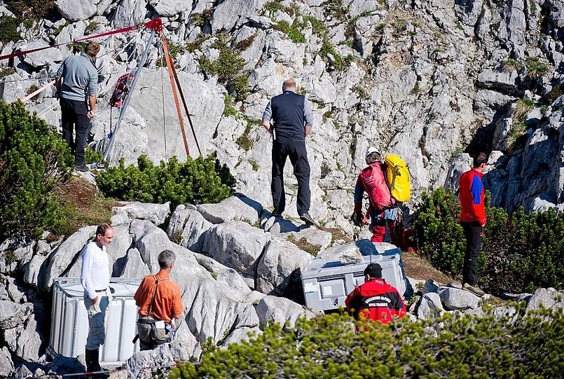 Am Einstieg der Riesending-Schachthöhle warten die Rettungskräfte.