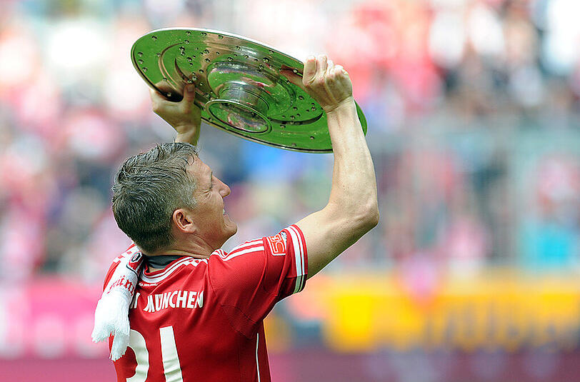 So gut wie unzertrennlich: Bayerns Vize-Kapitän Bastian Schweinsteiger und die Meisterschale.
