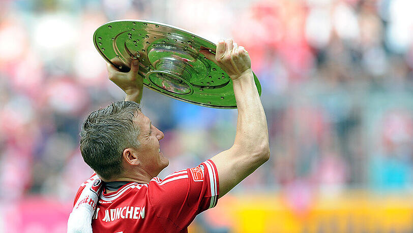 So gut wie unzertrennlich: Bayerns Vize-Kapitän Bastian Schweinsteiger und die Meisterschale. So gut wie unzertrennlich: Bayerns Vize-Kapitän Bastian Schweinsteiger und die Meisterschale.