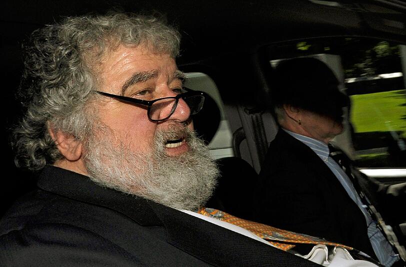 Chuck Blazer gibt zu, dass er gemeinsam mit anderen Mitgliedern des FIFA-Exekutivkomitees und einem Mitverschwörer Schmiergeld vom späteren WM-Gastgeber 2010 Südafrika erhalten hat.