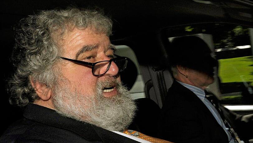 Chuck Blazer gibt zu, dass er gemeinsam mit anderen Mitgliedern des FIFA-Exekutivkomitees und einem Mitverschwörer Schmiergeld vom späteren WM-Gastgeber 2010 Südafrika erhalten hat. Chuck Blazer gibt zu, dass er gemeinsam mit anderen Mitgliedern des FIFA-Exekutivkomitees und einem Mitverschwörer Schmiergeld vom späteren WM-Gastgeber 2010 Südafrika erhalten hat.