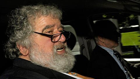 Chuck Blazer gibt zu, dass er gemeinsam mit anderen Mitgliedern des FIFA-Exekutivkomitees und einem Mitverschwörer Schmiergeld vom späteren WM-Gastgeber 2010 Südafrika erhalten hat.