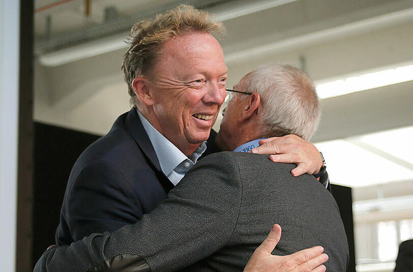 Hans Sitzberger gratuliert Peter Cassalette zur Wiederwahl