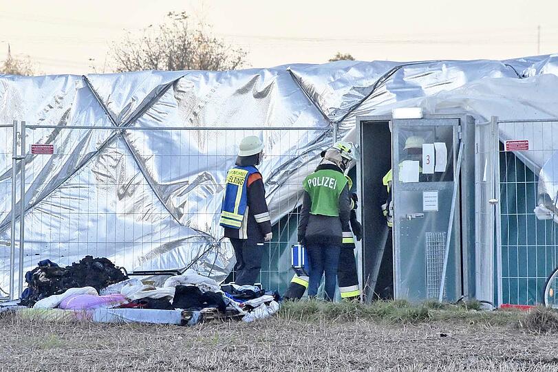 Nach dem Brand in einem Wohnabteil kollabierte die Traglufthalle.