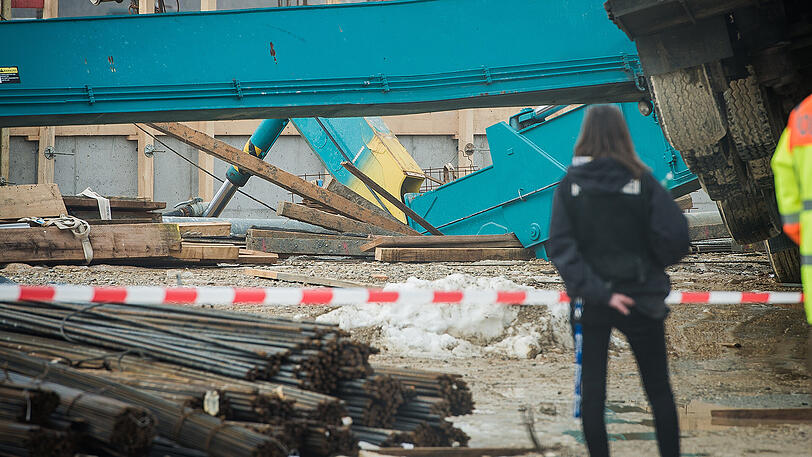 Am Donnerstagvormittag stürzte auf einer Baustelle in Freising eine Betonpumpe auf zwei Arbeiter - sie starben noch vor Ort.