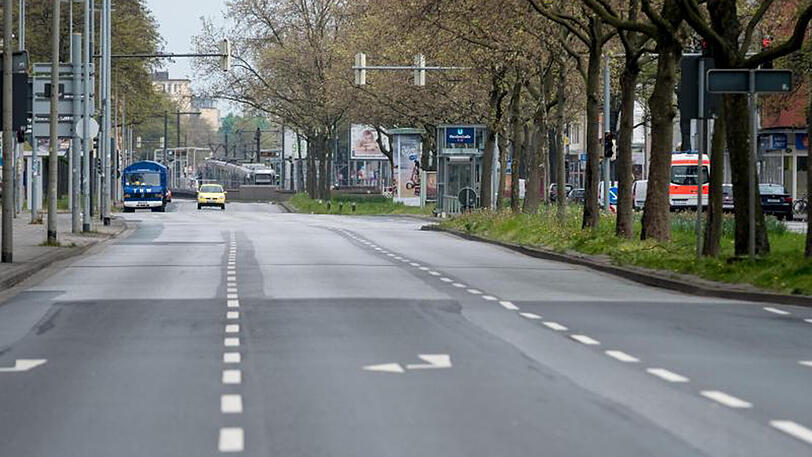 Leergefegt: Nur Fahrzeuge der Einsatzkräfte sind im Stadtteil Vahrenwald in Hannover auf den Straßen zu sehen.
